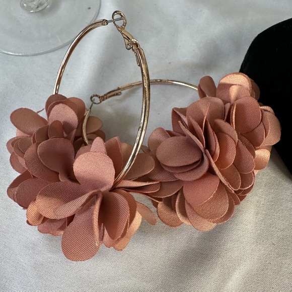 Large hoops with clusters of mauve fabric flowers - Picture 7 of 7